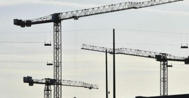 Kräne auf einer Baustellein Düsseldorf. Foto: Roberto Pfeil/dpa