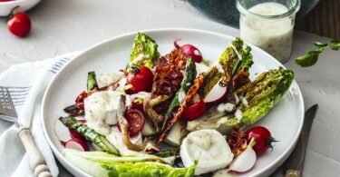 Kartoffeln mal anders: Auch im Salatdressing können Erdäpfel zum Einsatz kommen. Foto: KMG/die-Kartoffel.de/dpa-tmn