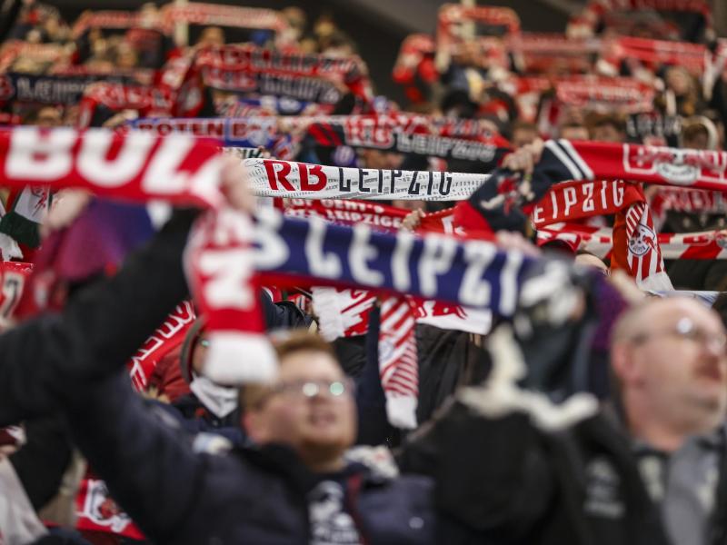 Fans von RB Leipzig halten ihre Fanschals in die Höhe. Foto: Jan Woitas/dpa-Zentralbild/dpa
