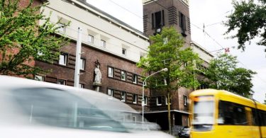 Nach dem mutmaßlich vereitelten Bombenanschlag auf eine Essener Schule hat der Generalbundesanwalt die Ermittlungen gegen den verdächtigen Gymnasiasten übernommen. Foto: Roland Weihrauch/dpa