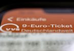 Ein 9 Euro Ticket des Verkehrs- und Tarifverbund Stuttgart GmbH (VVS) auf einem Display eines Smartphones. Foto: Marijan Murat/dpa
