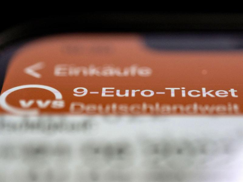 Ein 9 Euro Ticket des Verkehrs- und Tarifverbund Stuttgart GmbH (VVS) auf einem Display eines Smartphones. Foto: Marijan Murat/dpa