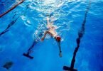 Schwimmen schont die Gelenke und ist daher eine gut gewählte Sportart, wenn man von Arthrose betroffen ist. Foto: Hauke-Christian Dittrich/dpa/dpa-tmn