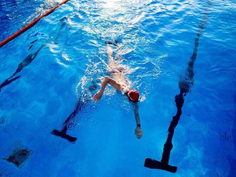 Schwimmen schont die Gelenke und ist daher eine gut gewählte Sportart, wenn man von Arthrose betroffen ist. Foto: Hauke-Christian Dittrich/dpa/dpa-tmn