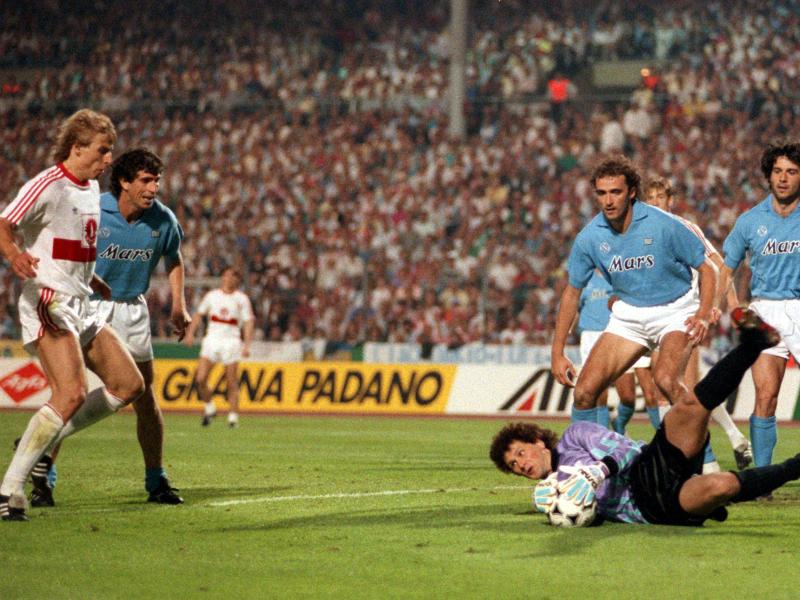 Jürgen Klinsmann (l) musste sich 1989 mit dem VfB Stuttgart dem SSC Neapel geschlagen geben. Foto: dpa-Team/dpa/Archivbild