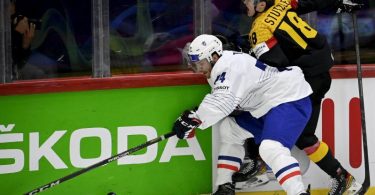NHL-Profi Tim Stützle (r) verletzte sich gegen Frankreich. Foto: Antti Aimo-Koivisto/Lehtikuva/dpa