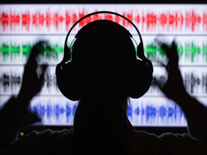 Bestimmte digital erzeugte Töne, sogenannte binaurale Beats, versprechen die Stimmung zu verbessern. Die Wirkung ist jedoch umstritten. Foto: Jens Büttner/dpa
