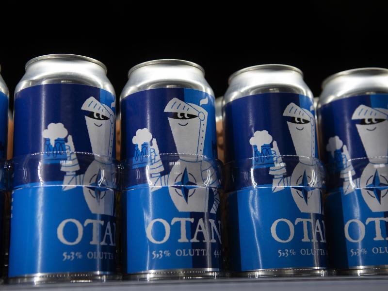 Bierdosen der Olaf Brewing Company der Marke Otan (Nato). Otan ist die Abkürzung für die Nato in den romanischen Sprachen. Foto: Soila Puurtinen/Lehtikuva/dpa
