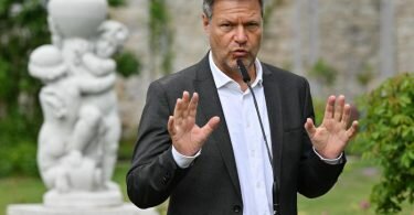 Bundeswirtschaftsminister Robert Habeck (Bündnis90/Die Grünen) spricht im Garten von Schloss Ettersburg zur Presse. Foto: Martin Schutt/dpa