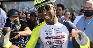 Schrieb beim Giro d'Italia ein weiteres Stück Radsportgeschichte: Biniam Girmay. Foto: Dirk Waem/BELGA/dpa