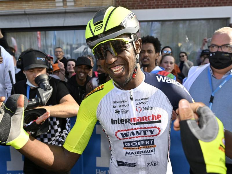 Schrieb beim Giro d'Italia ein weiteres Stück Radsportgeschichte: Biniam Girmay. Foto: Dirk Waem/BELGA/dpa