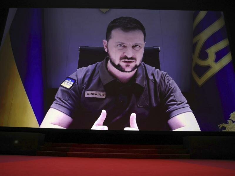 Der ukrainische Präsident Wolodymyr Selenskyj ist per Video zugeschaltet. Foto: Vianney Le Caer/Invision/AP/dpa