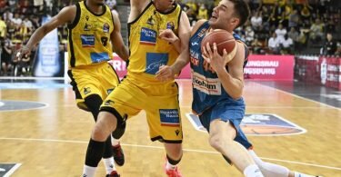 Beide&nbsp;Mannschaften lieferten sich eine hartumkämpfte Partie. Foto: Thomas Kienzle/dpa