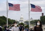 US-Nationalflaggen wehen am Washington Monument auf halbmast, um der Corona-Toten zu gedenken. Foto: Liu Jie/XinHua/dpa