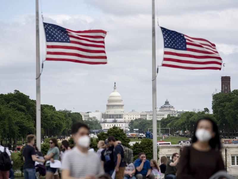 US-Nationalflaggen wehen am Washington Monument auf halbmast, um der Corona-Toten zu gedenken. Foto: Liu Jie/XinHua/dpa