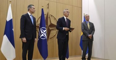 Der finnische Botschafter Klaus Korhonen (l) und der schwedische Botschafter Axel Wernhoff (r) überreichen dem Nato-Generalsekretär Jens Stoltenberg die Anträge ihrer Länder auf die Nato-Mitgliedschaft. Foto: Heta Hassinen/Lehtikuva/dpa