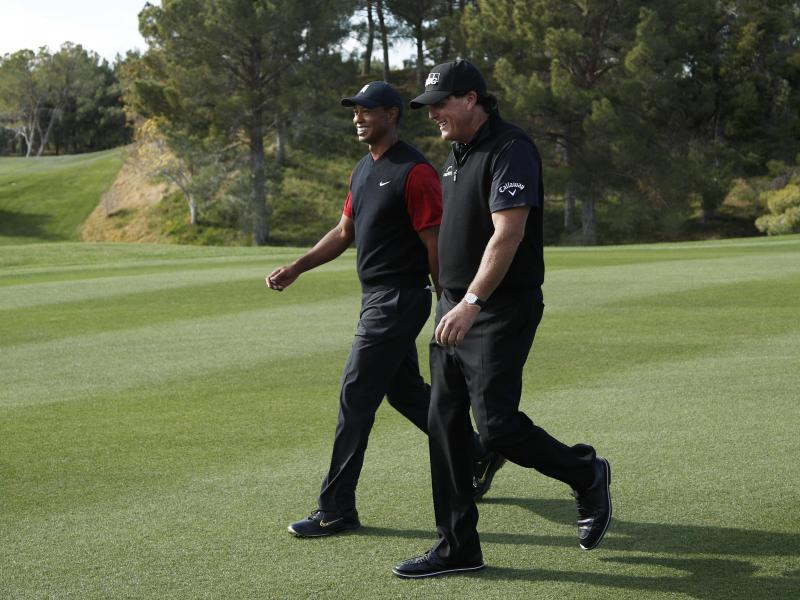 Phil Mickelson (r) und Tiger Woods bei einem Turnier in Las Vegas im Jahr 2018. Foto: John Locher/AP/dpa