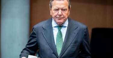 Der ehemalige Bundeskanzler Gerhard Schröder (SPD) steht wegen seiner Tätigkeiten für russische Unternehmen in der Kritik. Foto: Kay Nietfeld/dpa