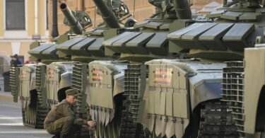 Die russische Armee hat bei ihrem Krieg gegen die Ukraine mit der Truppenstärkte und Nachschub zu kämpfen, sagt London. Foto: Dmitri Lovetsky/AP/dpa/Symbolbild