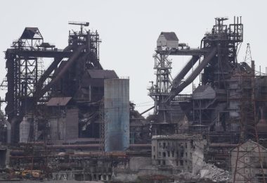 Das Stahlwerk Azovstal in Mariupol wurde zuletzt heftig von russischer Seite aus beschossen. Foto: Victor/XinHua/dpa