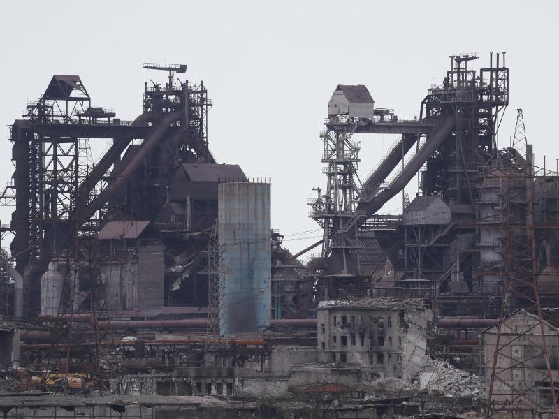 Das Stahlwerk Azovstal in Mariupol wurde zuletzt heftig von russischer Seite aus beschossen. Foto: Victor/XinHua/dpa