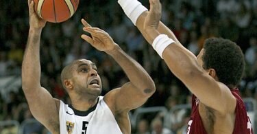 Ademola Okulaja (l) bei einem Spiel gegen Portugal im August 2007. Foto: Daniel Karmann/dpa