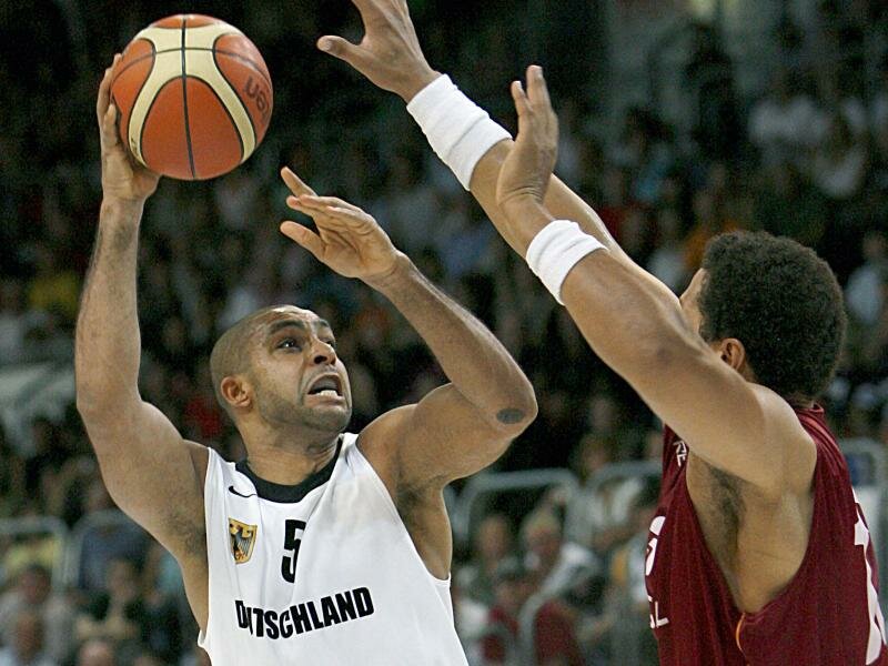 Ademola Okulaja (l) bei einem Spiel gegen Portugal im August 2007. Foto: Daniel Karmann/dpa