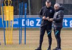 Trainer Felix Magath (r) sieht Hertha in der Relegation in der Favoritenrolle. Foto: Andreas Gora/dpa