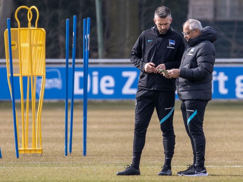 Trainer Felix Magath (r) sieht Hertha in der Relegation in der Favoritenrolle. Foto: Andreas Gora/dpa