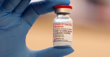 Eine Ampulle mit dem Impfstoff Moderna. Foto: Bodo Schackow/dpa-zentralbild/dpa