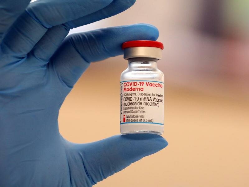 Eine Ampulle mit dem Impfstoff Moderna. Foto: Bodo Schackow/dpa-zentralbild/dpa