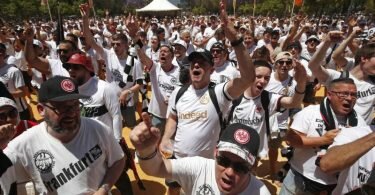 Die Eintracht-Fans feiern vor dem Spiel in der Innenstadt von Sevilla. Foto: Angel Fernandez/AP/dpa