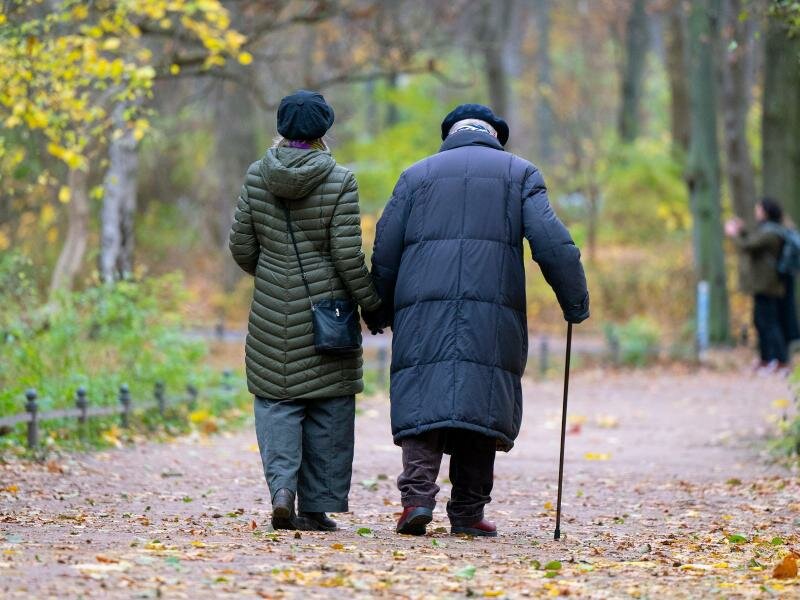 Später in Rente, um Inflation und Fachkräftemangel vorzubeugen? Der Vorschlag wird scharf kritisiert. Foto: Monika Skolimowska/dpa-Zentralbild/dpa