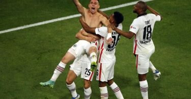 Eintrachts Santos Borre feiert den Siegtreffer. Foto: Isabel Infantes/PA Wire/dpa