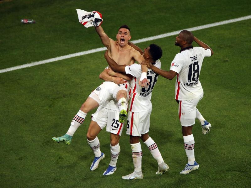 Eintrachts Santos Borre feiert den Siegtreffer. Foto: Isabel Infantes/PA Wire/dpa