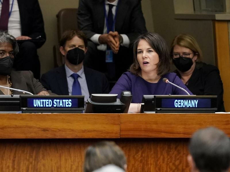 Schuld an globaler Nahrungsmittelkrise: Außenministerin Baerbock richtet klare Worte an Russland. Foto: John Minchillo/AP/dpa