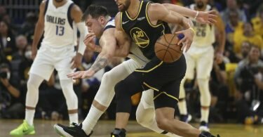 Stephen Curry (30), Guard der Golden State Warriors, und Luka Doncic, Guard der Dallas Mavericks, kämpfen um den Ball. Foto: Jed Jacobsohn/AP/dpa