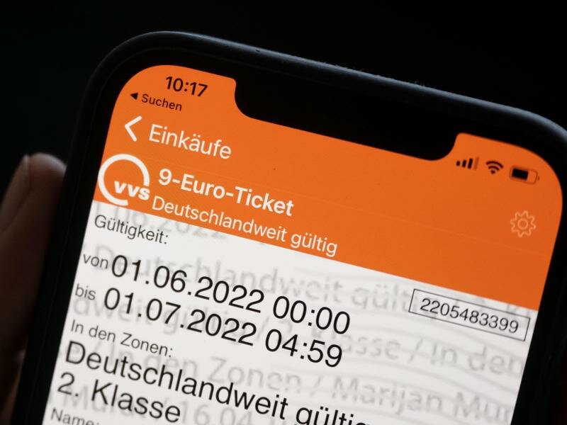 In Stuttgart und Freiburg kann man seit einigen Tagen schon 9-Euro-Tickets kaufen - Tausende Kunden haben bereits zugegriffen. Foto: Marijan Murat/dpa