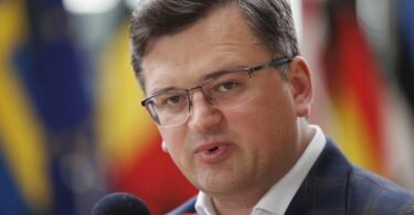 Kritisiert die Zweideutigkeit «einiger EU-Hauptstädte» bei den EU-Perspektiven Kiews: Ukraines Außenminister Dmytro Kuleba. Foto: Olivier Matthys/AP/dpa