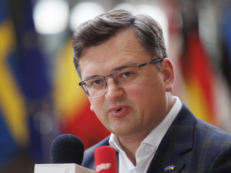 Kritisiert die Zweideutigkeit «einiger EU-Hauptstädte» bei den EU-Perspektiven Kiews: Ukraines Außenminister Dmytro Kuleba. Foto: Olivier Matthys/AP/dpa