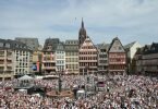 Die Eintracht-Fans warten auf dem Frankfurter Römer auf ihre Europapokal-Helden. Foto: Sebastian Christoph Gollnow/dpa