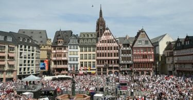 Die Eintracht-Fans warten auf dem Frankfurter Römer auf ihre Europapokal-Helden. Foto: Sebastian Christoph Gollnow/dpa