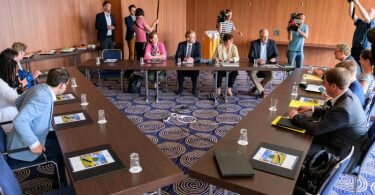 Die Verhandlungsteams von CDU (M), FDP (r) und Grünen in einem Kieler Hotel. Foto: Jonas Walzberg/dpa