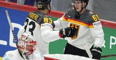 Deutschlands Eishockey-Männer feierten auch gegen Dänemark einen Sieg. Foto: Martin Meissner/AP/dpa