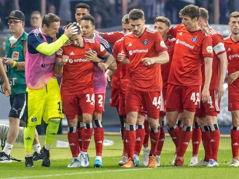 Torschütze Ludovit Reis (3.v.l) brachte den HSV beim ersten Relegationsspiel bei Hertha BSC auf die Siegerstraße. Foto: Andreas Gora/dpa