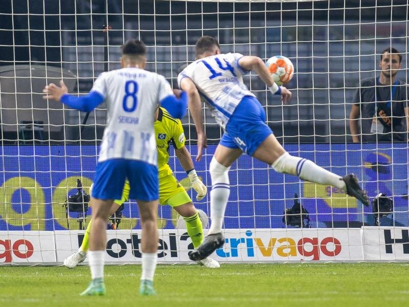 Das Tor von Herthas Ishak Belfodil (r)wurde wegen Abseits nach Videoentscheid nicht gegeben. Foto: Andreas Gora/dpa