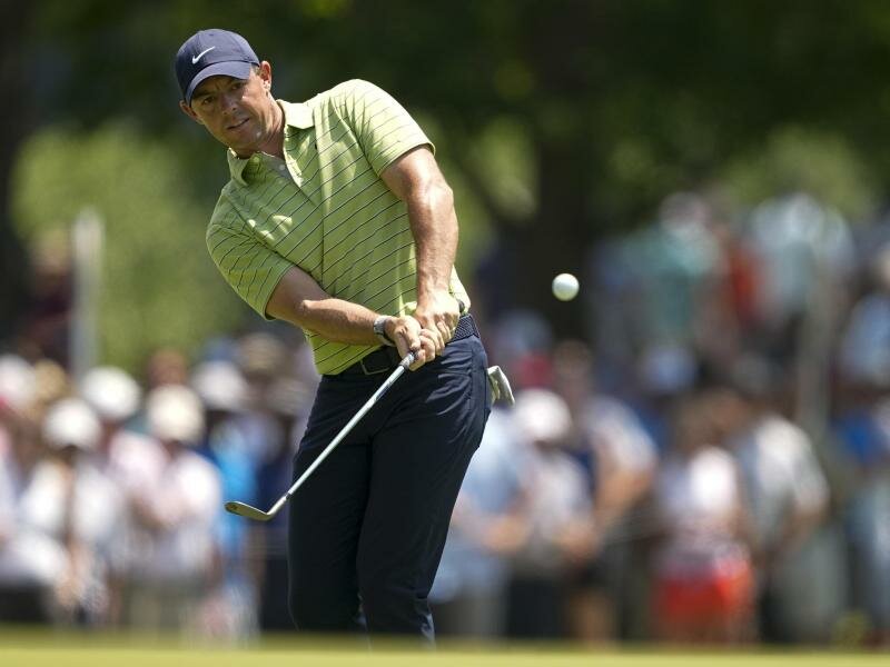 Der Nordire Rory McIlroy chippt am sechsten Loch auf das Grün. Foto: Matt York/AP/dpa