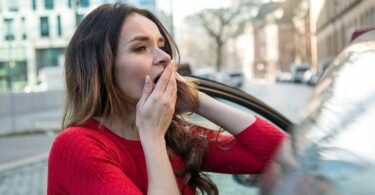 Wer dauerhaft müde ist, sollte dem nachgehen und einen Arzt aufsuchen. Foto: Christin Klose/dpa-tmn