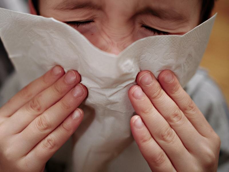 Bei Kindern wird aktuell häufiger Grippe als Corona diagnostiziert. Das RKI beobachtet eine geringfügig erhöhte Influenza-Aktivität. Foto: Nicolas Armer/dpa