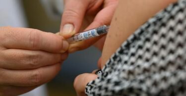 Laut einem Bundestagsbeschluss sind Apotheken in Zukunft zur Grippeschutzimpfung berechtigt, wenn das Personal dafür entsprechend geschult wurde. Foto: Robert Michael/dpa-Zentralbild/dpa